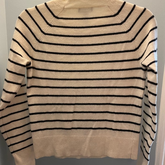 Bloomingdale’s Aqua 100% cashmere sweater - Picture 4 of 4